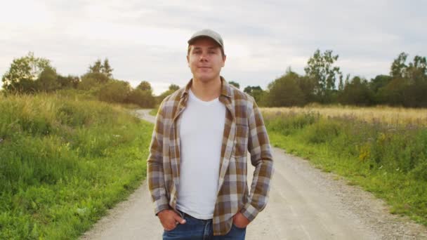 Sebze Kutusu Olan Bir Çiftçi Kırsal Alanda Yürüyen Bir Adam — Stok video