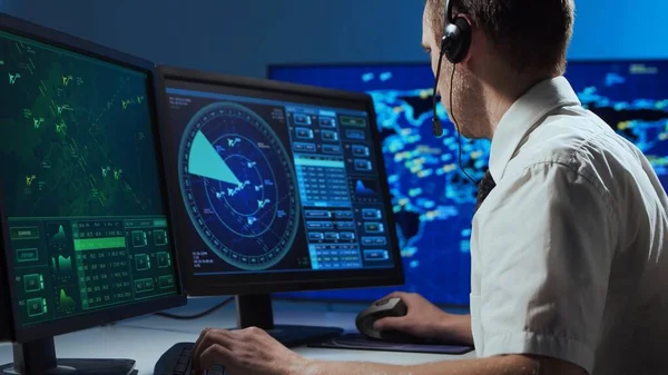 Workplace Professional Air Traffic Controller Control Tower Caucasian Aircraft Control — Stockfoto