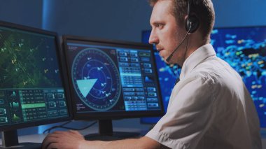 Kontrol kulesindeki profesyonel hava trafik kontrolörünün işyeri. Kafkas uçak kontrol subayı radar, bilgisayar navigasyon ve dijital haritalar kullanarak çalışır. Havacılık ve teknoloji kavramı.