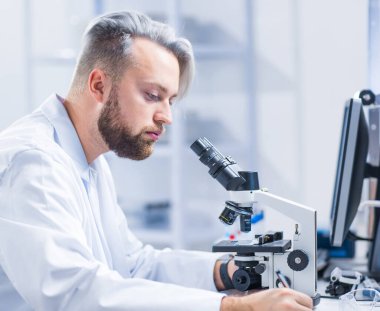 Modern Fütürist Laboratuvarında Maymun Çiçeği Araştırması Yapan Profesyonel Doktorlar. Klinik Hastanesi 'nde laboratuvar deneyleri. Bilim ve Tıp Konsepti.