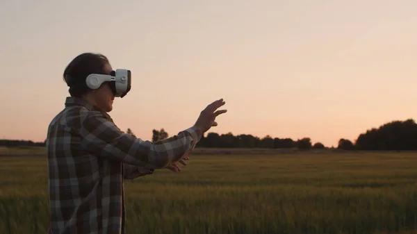Farmer Virtual Reality Helmet Front Sunset Agricultural Landscape Man Countryside — Zdjęcie stockowe