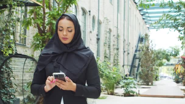Портрет Молодой Уверенной Мусульманской Деловой Женщины Смартфоном Хиджабе Ближневосточный Офисный — стоковое видео