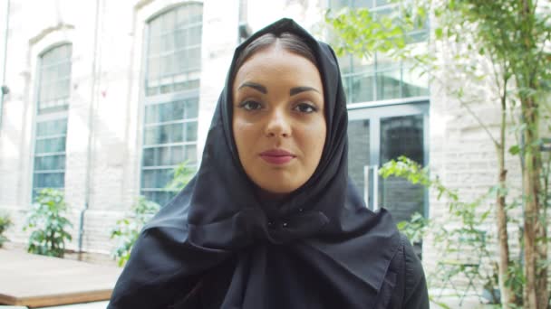Portrait Young Confident Muslim Business Woman Hijab Middle Eastern Office — Vídeos de Stock