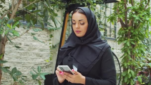 Portrait Young Confident Muslim Business Woman Smartphone Hijab Middle Eastern — ストック動画