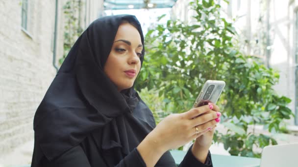 Портрет Молодої Впевненої Мусульманської Бізнес Жінки Смартфоном Хіджабі Близькосхідний Офісний — стокове відео