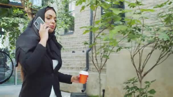 Portrait Young Confident Muslim Business Woman Smartphone Coffee Hijab Middle — Vídeo de Stock