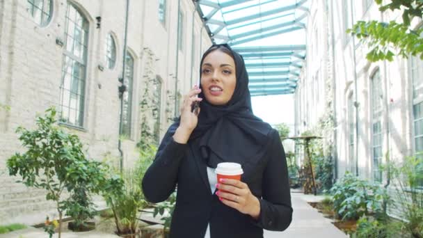 Portrait Young Confident Muslim Business Woman Smartphone Coffee Hijab Middle — Vídeo de Stock