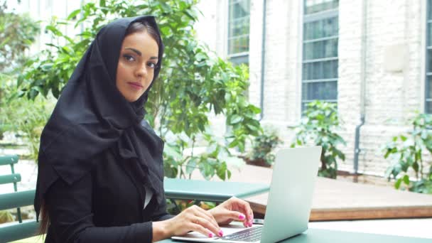 Πορτρέτο Της Νεαρής Και Αυτοπεποίθηση Μουσουλμάνα Επιχειρηματίας Ένα Φορητό Υπολογιστή — Αρχείο Βίντεο