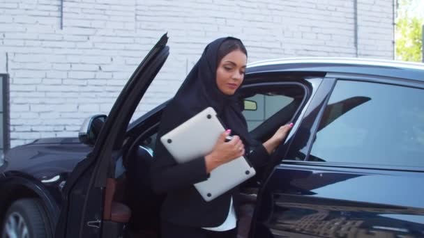 Портрет Молодої Впевненої Мусульманської Бізнес Жінки Хіджабі Близькосхідний Офісний Працівник — стокове відео