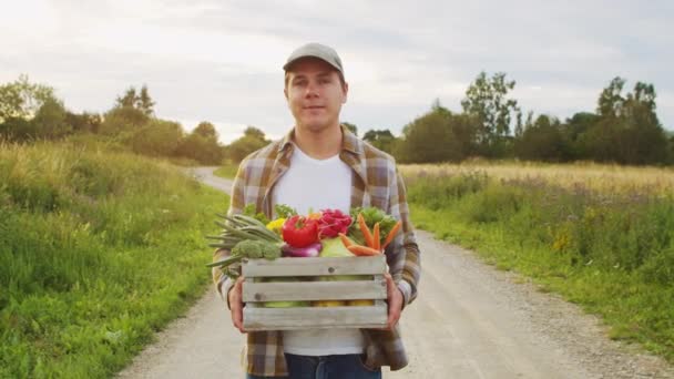 Farmer Vegetable Box Man Walking Countryside Field Concept Country Life — Vídeos de Stock