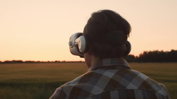 Farmer Virtual Reality Helmet Front Sunset Agricultural Landscape Man Countryside — Stock video