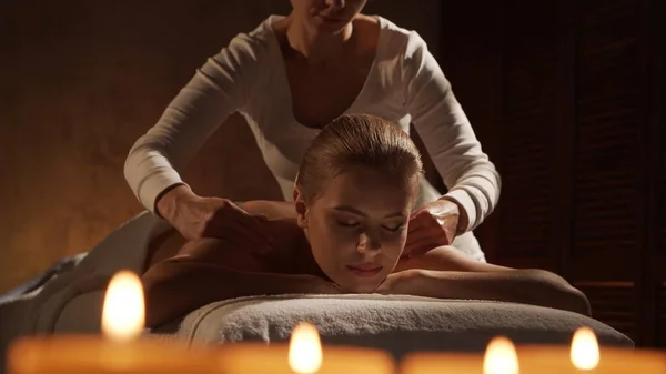 Young Healthy Beautiful Woman Gets Massage Therapy Spa Salon Concept — Fotografia de Stock