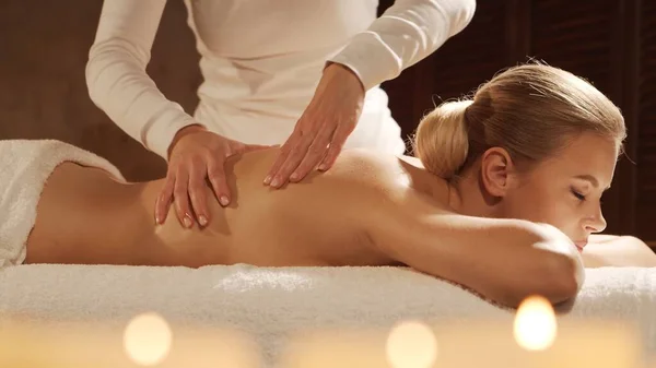 Young Healthy Beautiful Woman Gets Massage Therapy Spa Salon Concept — Fotografia de Stock