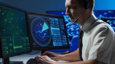 Kontrol kulesindeki profesyonel hava trafik kontrolörünün işyeri. Kafkas uçak kontrol subayı radar, bilgisayar navigasyon ve dijital haritalar kullanarak çalışır. Havacılık ve teknoloji kavramı.