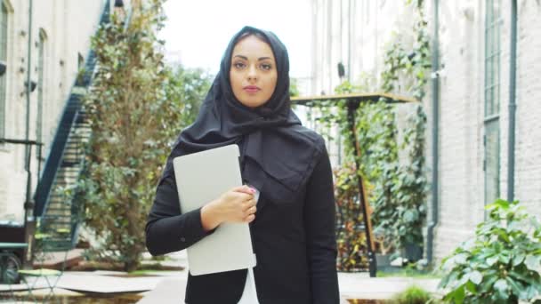 Портрет Молодої Впевненої Мусульманської Ділової Жінки Ноутбуком Хіджабі Близькосхідний Офісний — стокове відео