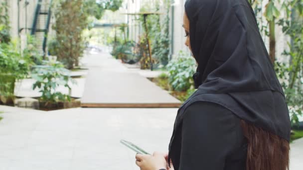 Portrait Young Confident Muslim Business Woman Smartphone Hijab Middle Eastern — Vídeos de Stock