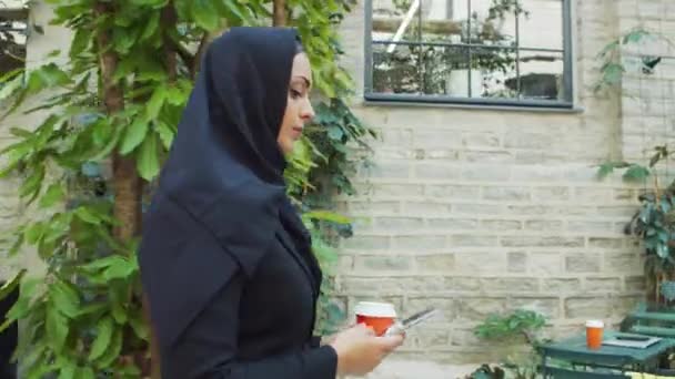 Портрет Молодої Впевненої Мусульманської Ділової Жінки Смартфоном Кавою Хіджабі Близькосхідний — стокове відео