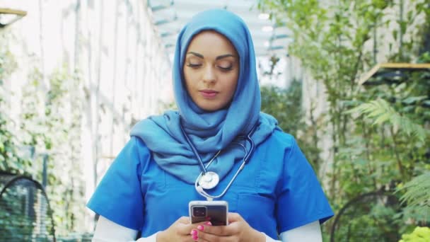 Professional Muslim Medical Doctor Works Front Hospital Office Portrait Young — Vídeos de Stock