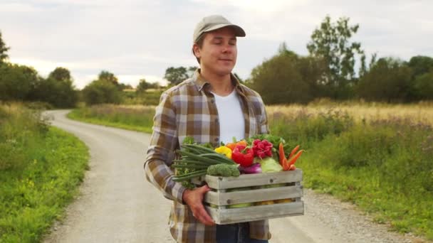 Farmer Vegetable Box Man Walking Countryside Field Concept Country Life — стоковое видео