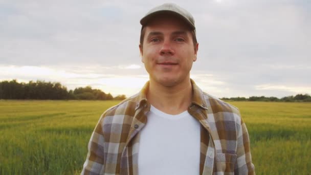 Farmer Vegetable Box Front Sunset Agricultural Landscape Man Countryside Field — Vídeo de Stock