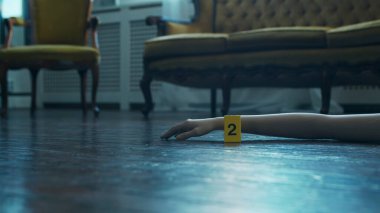 Bir Ölenler Evi 'nde Bir Olay Yeri İnceleme. Ölü adam, Polis Hattı, İpuçları ve Kanıtlar. Seri katil ve dedektif soruşturması kavramı.