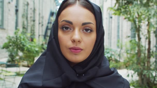 Портрет Молодої Впевненої Мусульманської Бізнес Жінки Хіджабі Близькосхідний Офісний Працівник — стокове відео