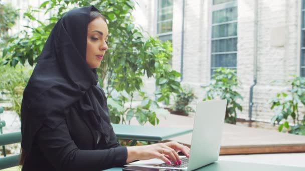 Πορτρέτο Της Νεαρής Και Αυτοπεποίθηση Μουσουλμάνα Επιχειρηματίας Ένα Φορητό Υπολογιστή — Αρχείο Βίντεο