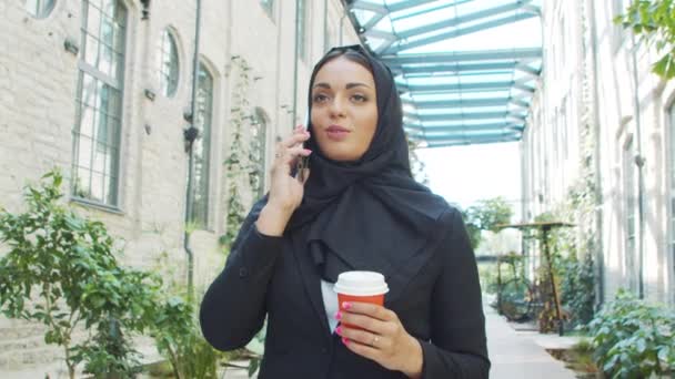 Портрет Молодой Уверенной Мусульманской Деловой Женщины Смартфоном Кофе Хиджабе Ближневосточный — стоковое видео