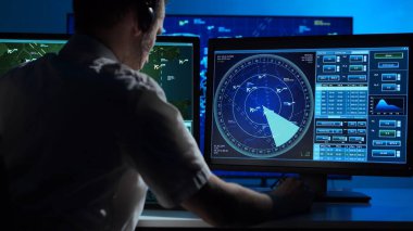 Kontrol kulesindeki profesyonel hava trafik kontrolörünün işyeri. Kafkas uçak kontrol subayı radar, bilgisayar navigasyon ve dijital haritalar kullanarak çalışır. Havacılık ve teknoloji kavramı.