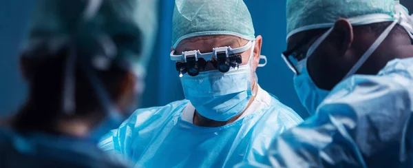 Diverse Team Professional Medical Surgeons Perform Surgery Operating Room Using — ストック写真