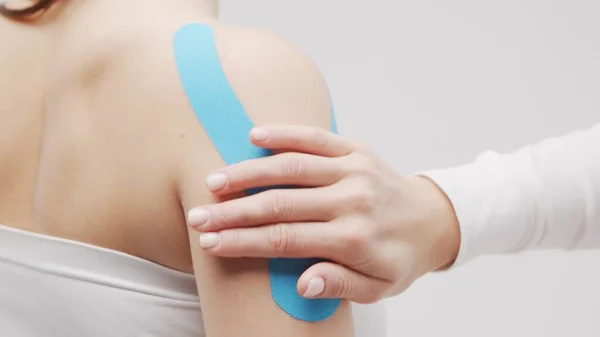 Therapist Applying Kinesio Tape Beautiful Female Body Physiotherapy Kinesiology Recovery — 图库照片