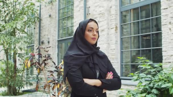 Портрет Молодой Уверенной Мусульманской Деловой Женщины Хиджабе Ближневосточный Офисный Работник — стоковое видео