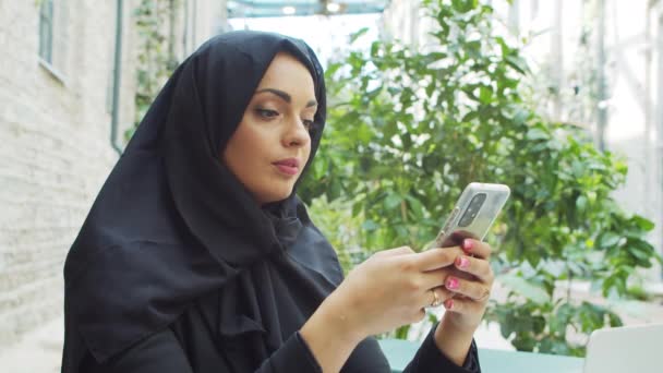 Портрет Молодой Уверенной Мусульманской Деловой Женщины Смартфоном Хиджабе Ближневосточный Офисный — стоковое видео