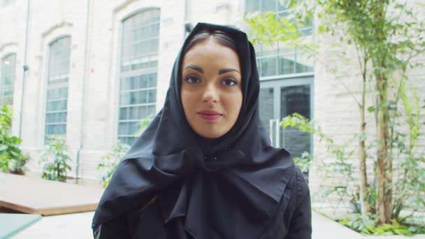 Portrait Young Confident Muslim Business Woman Hijab Middle Eastern Office — Vídeos de Stock