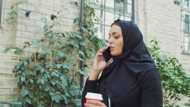 Портрет Молодої Впевненої Мусульманської Ділової Жінки Смартфоном Кавою Хіджабі Близькосхідний — стокове відео