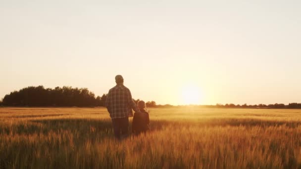 Boer Zijn Zoon Voor Een Zonsondergang Agrarisch Landschap Man Een — Stockvideo