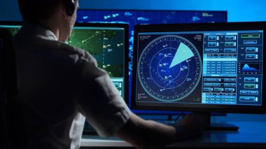 Kontrol kulesindeki profesyonel hava trafik kontrolörünün işyeri. Kafkas uçak kontrol subayı radar, bilgisayar navigasyon ve dijital haritalar kullanarak çalışır. Havacılık ve teknoloji kavramı.