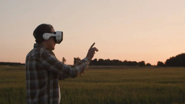 Farmer Virtual Reality Helmet Front Sunset Agricultural Landscape Man Countryside — Zdjęcie stockowe