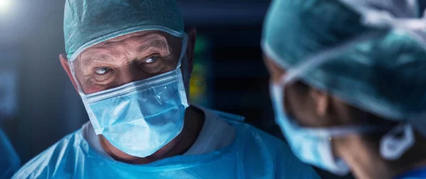 Разнообразная Команда Профессиональных Медицинских Хирургов Проводят Операции Операционной Использованием Высокотехнологичного — стоковое фото
