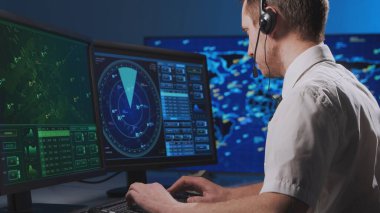 Kontrol kulesindeki profesyonel hava trafik kontrolörünün işyeri. Kafkas uçak kontrol subayı radar, bilgisayar navigasyon ve dijital haritalar kullanarak çalışır. Havacılık ve teknoloji kavramı.