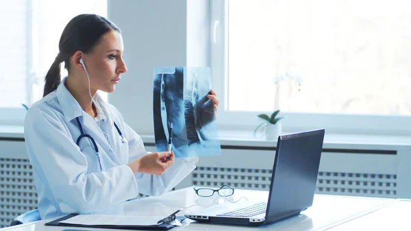 Médicos Profesionales Trabajando Oficina Del Hospital Haciendo Una Llamada Conferencia — Foto de Stock