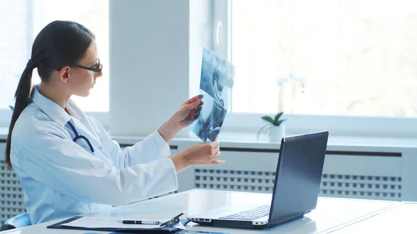 Professionella Läkare Som Arbetar Sjukhusets Kontor Och Forskar Medicin Hälso — Stockfoto