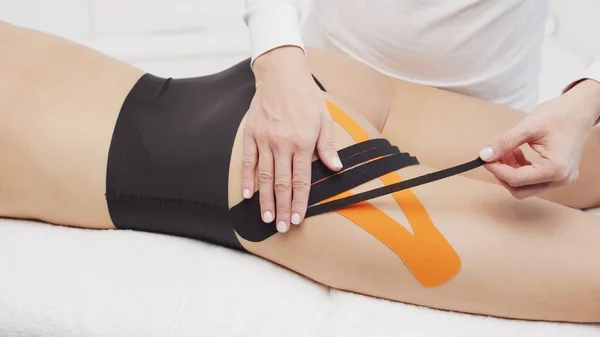 Therapist Applying Tape Beautiful Female Body Physiotherapy Kinesiology Recovery Treatment — Stock fotografie