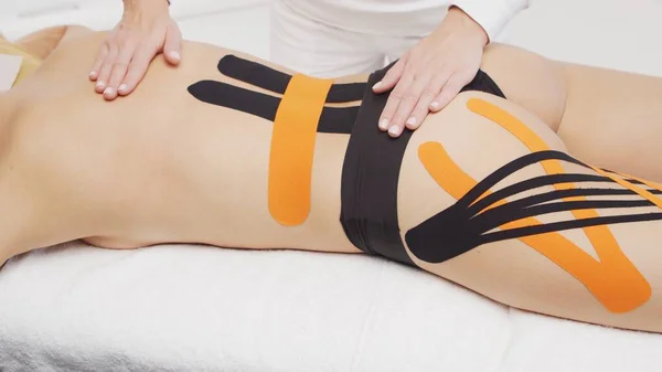 Therapist Applying Tape Beautiful Female Body Physiotherapy Kinesiology Recovery Treatment — Foto Stock