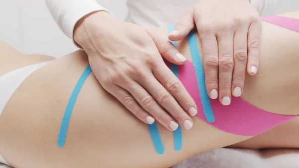 Therapist Applying Tape Beautiful Female Body Physiotherapy Kinesiology Recovery Treatment — Stockfoto