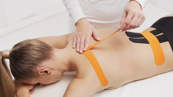 Therapist Applying Tape Beautiful Female Body Physiotherapy Kinesiology Recovery Treatment — Stockfoto