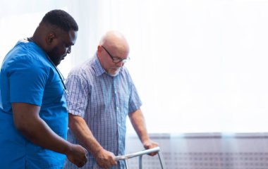 Profesyonel doktor kronik hastalıkları olan yaşlı bir adama yardım ediyor. İç işlerinde terapist ve hasta var. Sağlık ve ilaç kavramı.