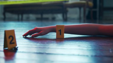 Bir Ölenler Evi 'nde Bir Olay Yeri İnceleme. Ölü adam, Polis Hattı, İpuçları ve Kanıtlar. Seri katil ve dedektif soruşturması kavramı.