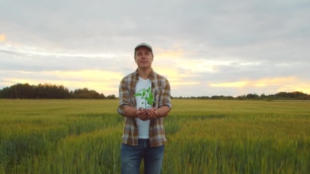 Farmer Looking Sunset Agricultural Landscape Man Countryside Field Concept Ecology — Vídeo de Stock