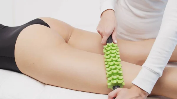 Therapist Makes Cellulite Massage Using Roller Massager Tool Concept Physiotherapy — Stockfoto